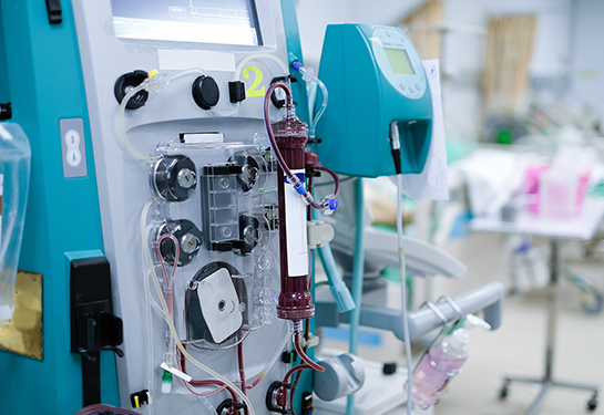 Continuous renal replacement with blood line dialysis set and installation at critical care unit. 