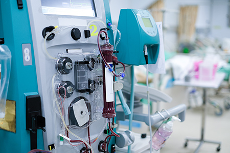 Continuous renal replacement with blood line dialysis set and installation at critical care unit.