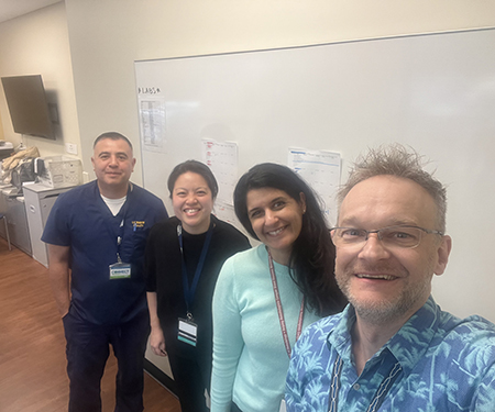 4 people stand in a line.